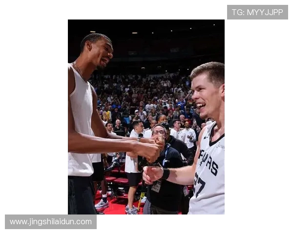 圣安东尼奥马刺与对手激烈对决 引发球迷热议与关注