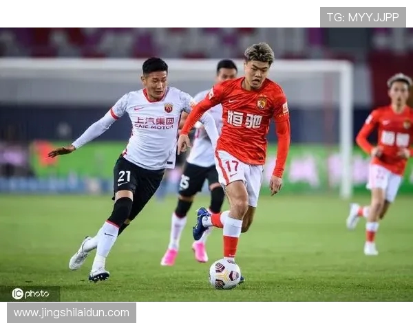 广州队鏖战对手全力冲刺季后赛关键战，争夺荣誉与未来方向